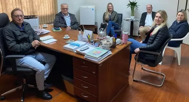 Encontro entre o diretor do SAAE, Rudi Bar, e o representante do BRDE, Paulo Marques Ferreira, para discutir linhas de crédito para projetos ambientais e de saneamento. (Foto: Assessoria/SAAE)