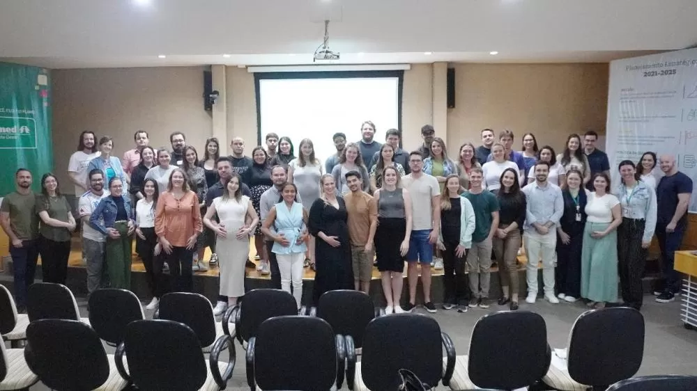 Participantes do Programa Nascer Bem acompanham palestra de equipe multidisciplinar da Unimed Costa Oeste, em ambiente de troca de experiências e acolhimento. (Foto: Assessoria/Unimed Costa Oeste)