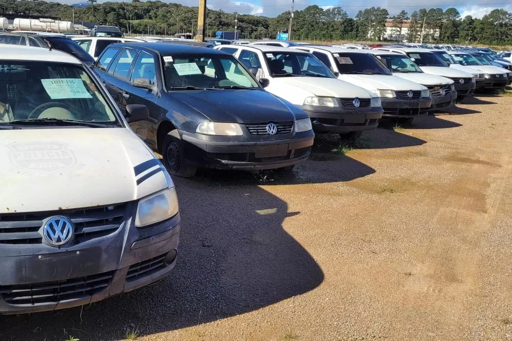 Veículos expostos para visitação em um dos pátios de Curitiba antes do leilão 04/2025. (Foto: SEAP)