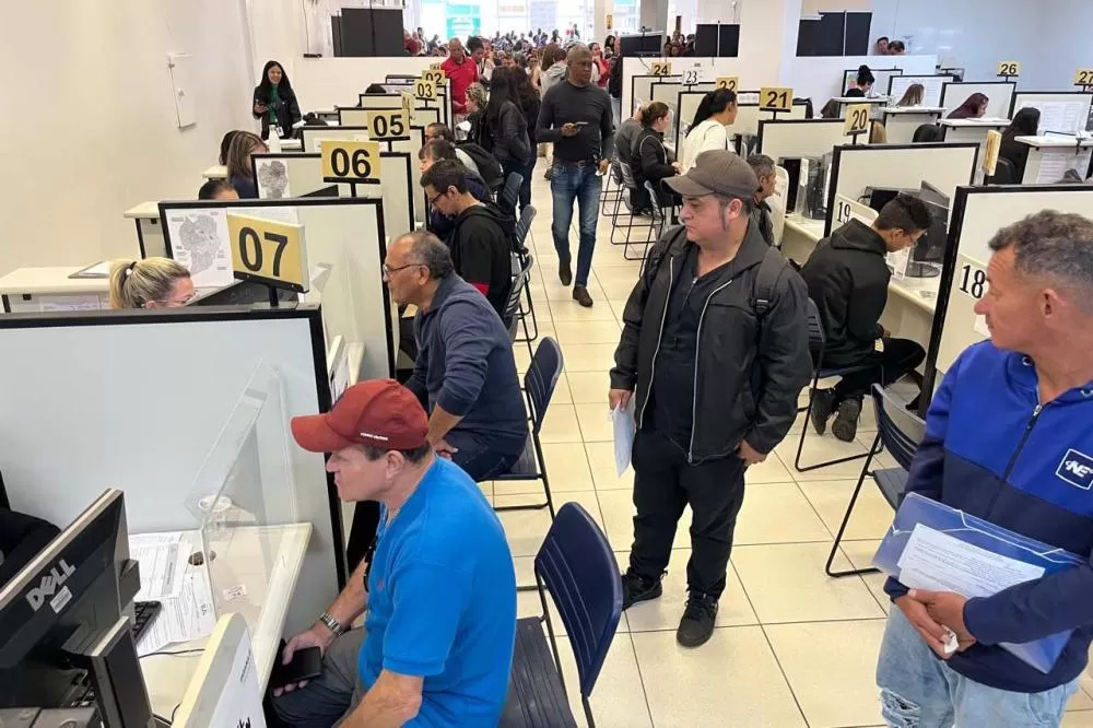 Trabalhadores com mais de 50 anos participam de processo seletivo em agência do trabalhador do Paraná. (Foto: SETR)