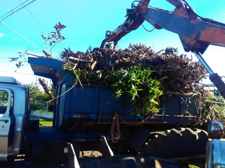 Caminhões da Secretaria de Agricultura recolhendo galhos e entulhos no distrito de Margarida. (Foto: Assessoria/Prefeitura Municipal)