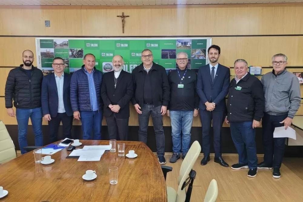 Autoridades e religiosos discutiram a transferência em definitivo de terrenos ocupados pela Igreja Católica em Toledo. (Foto: Assessoria/Prefeitura Municipal)