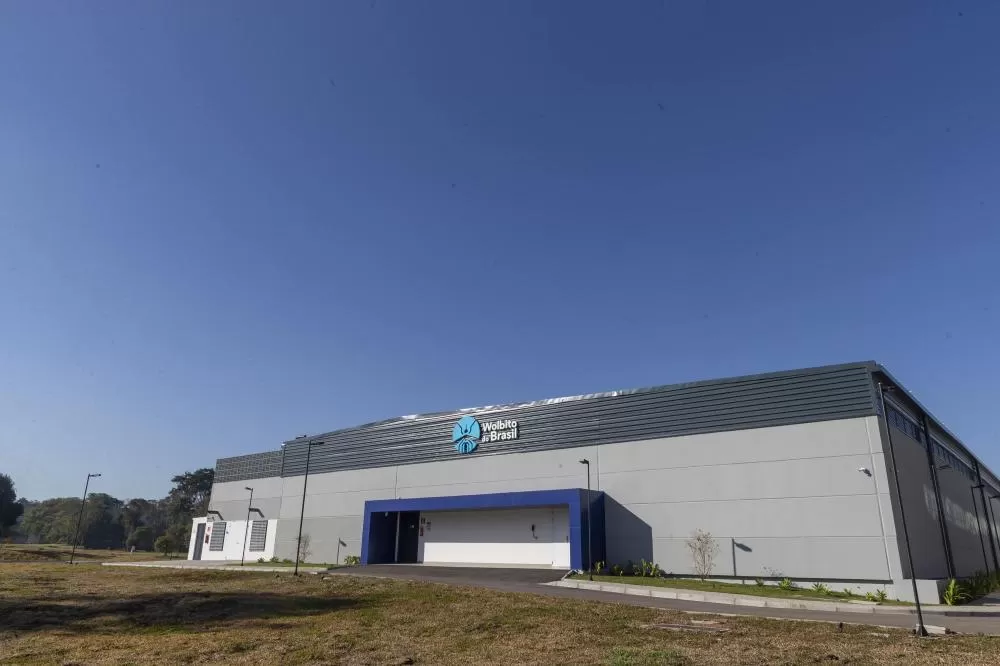 Fachada da biofábrica Wolbito do Brasil, em Curitiba, com área de 3,5 mil metros quadrados e estrutura automatizada para criação de mosquitos com Wolbachia. (Foto: Tecpar)