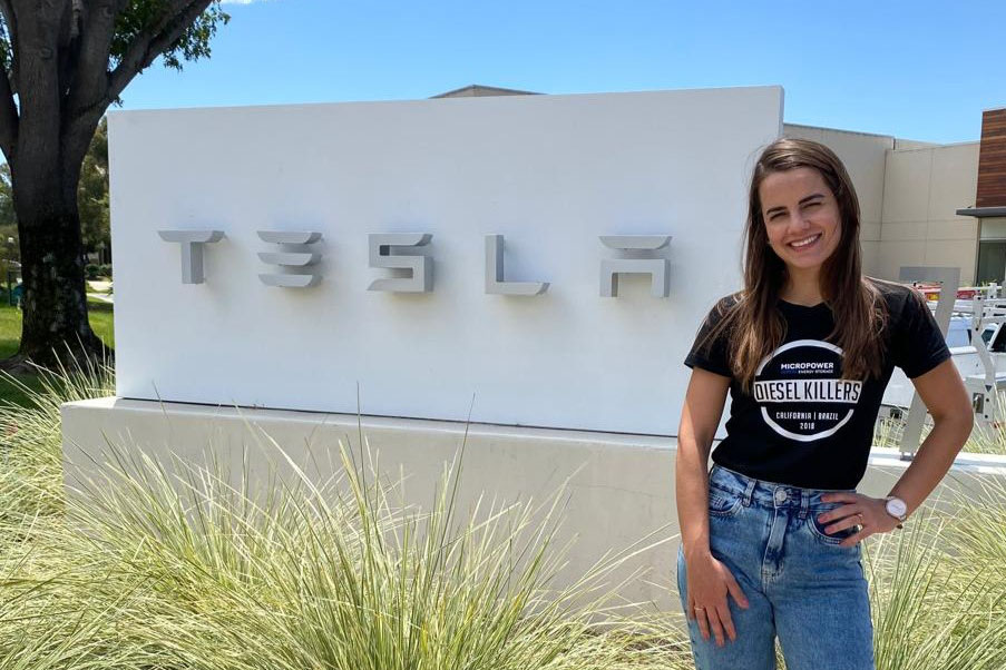 Patrícia Poloni Meneghetti, formada em Engenharia Elétrica e mestre pelo Programa de Pós-Graduação em Engenharia Elétrica e Computação (PGEEC) da Universidade Estadual do Oeste do Paraná (Unioeste), campus de Foz do Iguaçu, se tornou a primeira mulher no 