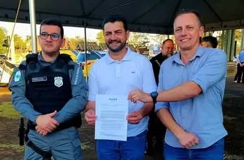 Diretor-adjunto da Polícia Penal do Paraná (PPPR), Maurício Ferracini, o prefeito Adriano Backes e o vice-prefeito Vanderlei Sauer. (Foto: Assessoria/Prefeitura Municipal)
