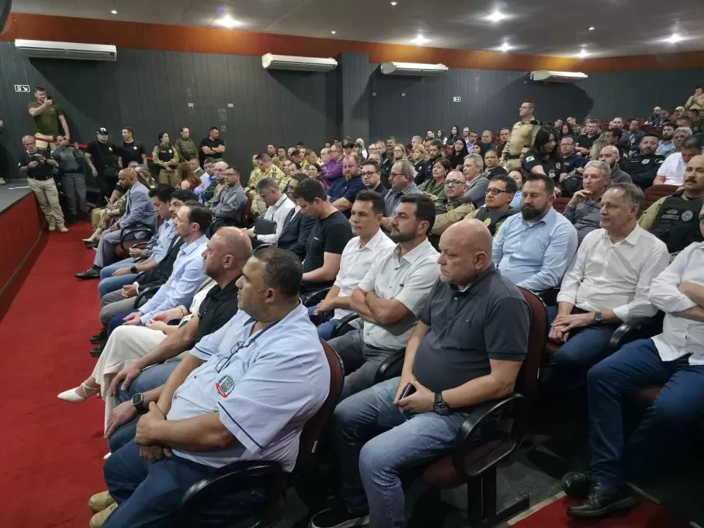 Prefeitos e autoridades estaduais discutem estratégias de segurança pública em reunião realizada em Guaíra. (Foto: Assessoria/Prefeitura Municipal)