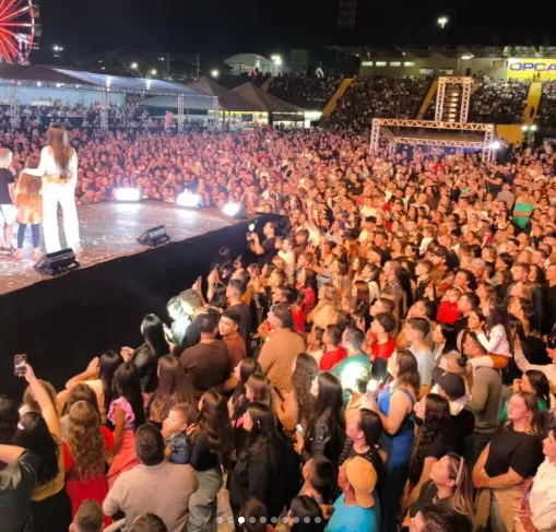 Apresentação de Isadora Pompeo emociona público na abertura dos shows da Expo Rondon 2025, no Estádio Valdir Schneider. (Foto: Assessoria/Prefeitura Municipal)