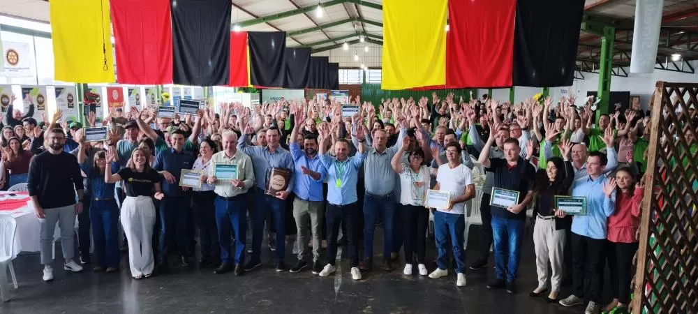 Premiados com as autoridades presentes. (Fotos: João Livi)