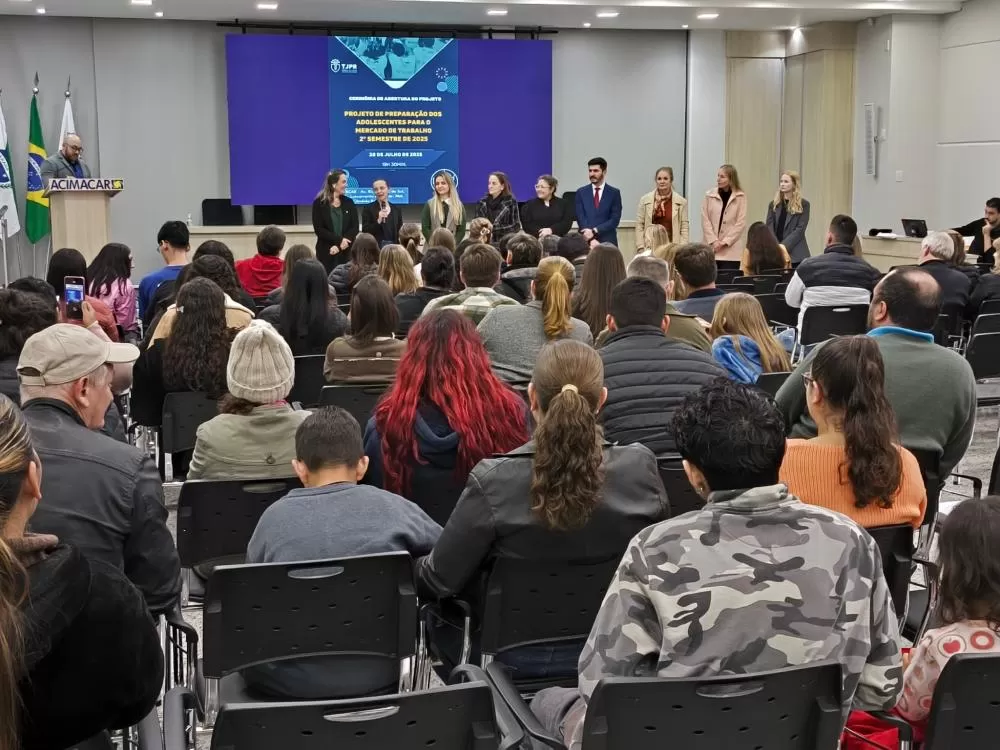 Autoridades e familiares prestigiaram a abertura do segundo semestre do projeto voltado à capacitação de adolescentes para o mercado de trabalho. (Foto: Assessoria)
