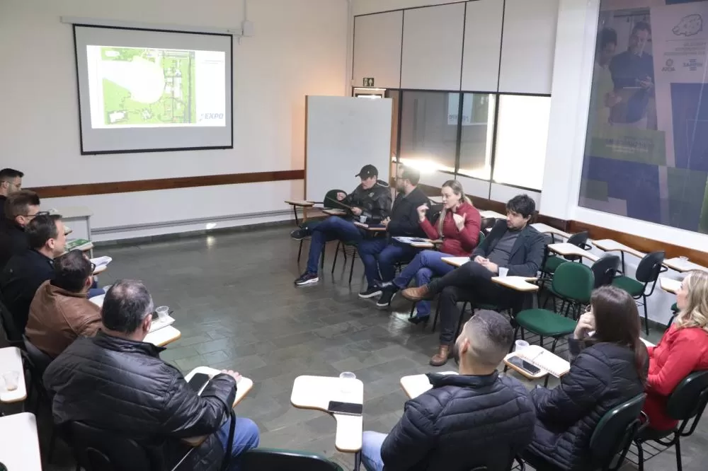 Primeira reunião conjunta marca o início da organização da Expo Santa Helena 2025. (Foto: Assessoria)