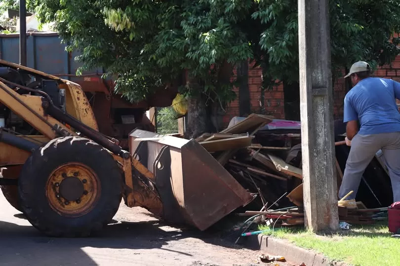 Coleta em São Roque integra ações de limpeza nos distritos de Marechal Cândido Rondon. (Foto: Assessoria)