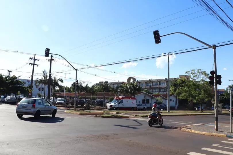 Semáforo em frente à Unioeste passará por manutenção com bloqueio parcial da via por dois dias. (Foto: Assessoria)