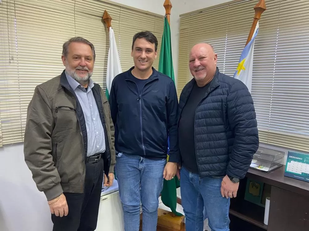 Cesar Schererm John Nodari e Isair Gasparin trataram da implantação de um Rotary Club em Pato Bragado. (Foto: Divulgação)