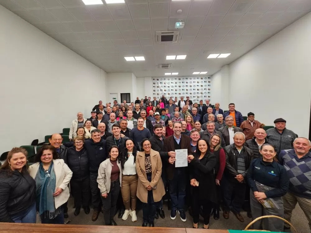 Enio Verri e Alexandre Leal dos Santos assinam parceria que vai beneficiar mil agricultores familiares com apoio técnico e práticas sustentáveis. (Foto: Fetaep/Divulgação)