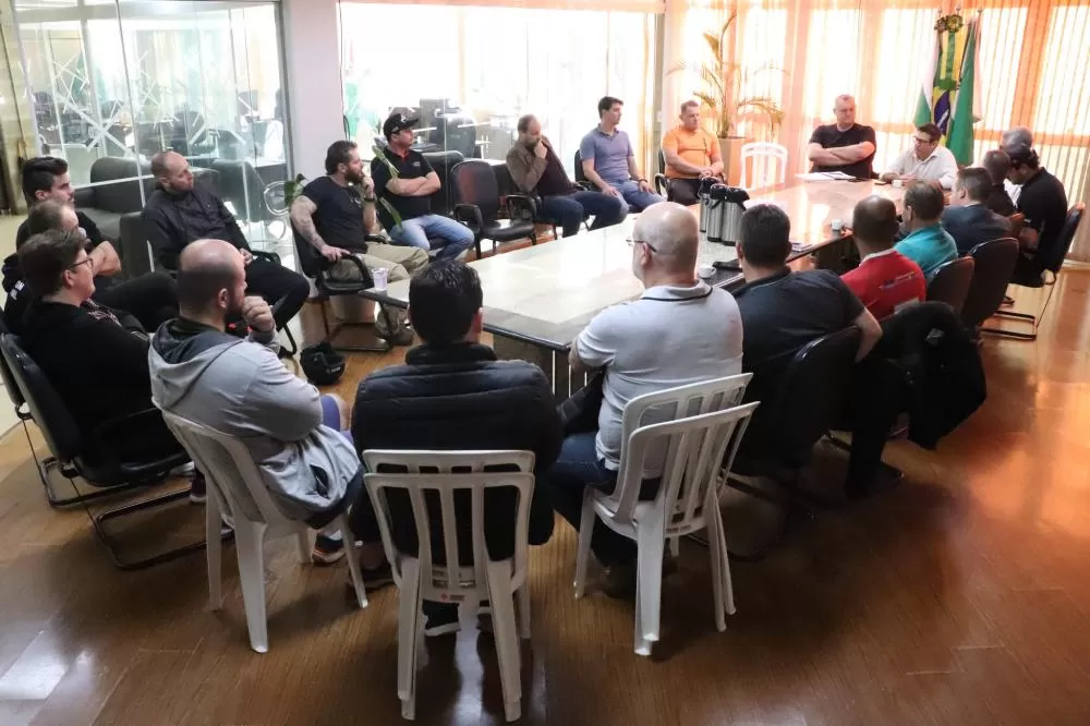 Reunião na prefeitura discute retorno do Festival de Eco Turismo com diversas modalidades esportivas e atrações culturais em Porto Mendes. (Foto: Assessoria)