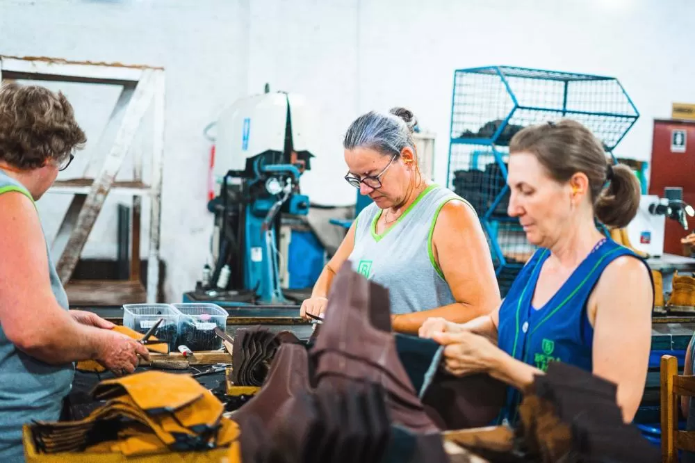 Com sede em Pato Bragado, Calçados Beira Lago cresce até 20% ao ano com foco no agronegócio e na confiança do cliente. (Foto: Divulgação)