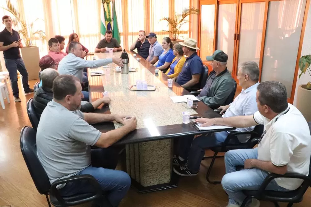 Prefeito, vice e secretários recebem representantes da Linha Arara para divulgar o jantar dançante do dia 23 de agosto. (Foto: Assessoria)