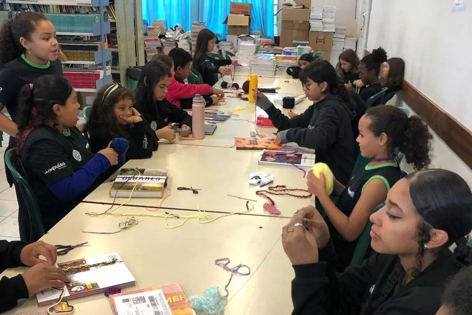 Escolas estaduais do Paraná redescobrem o valor da convivência com menos tecnologia e mais interação entre alunos. (Foto: SEED)