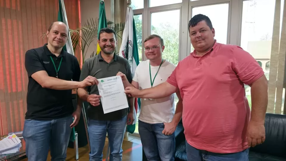 Prefeito Adriano Backes recebe certificado de adesão ao SUSAF/PR, que garante reconhecimento estadual à inspeção municipal de produtos de origem animal. (Foto: Assessoria)