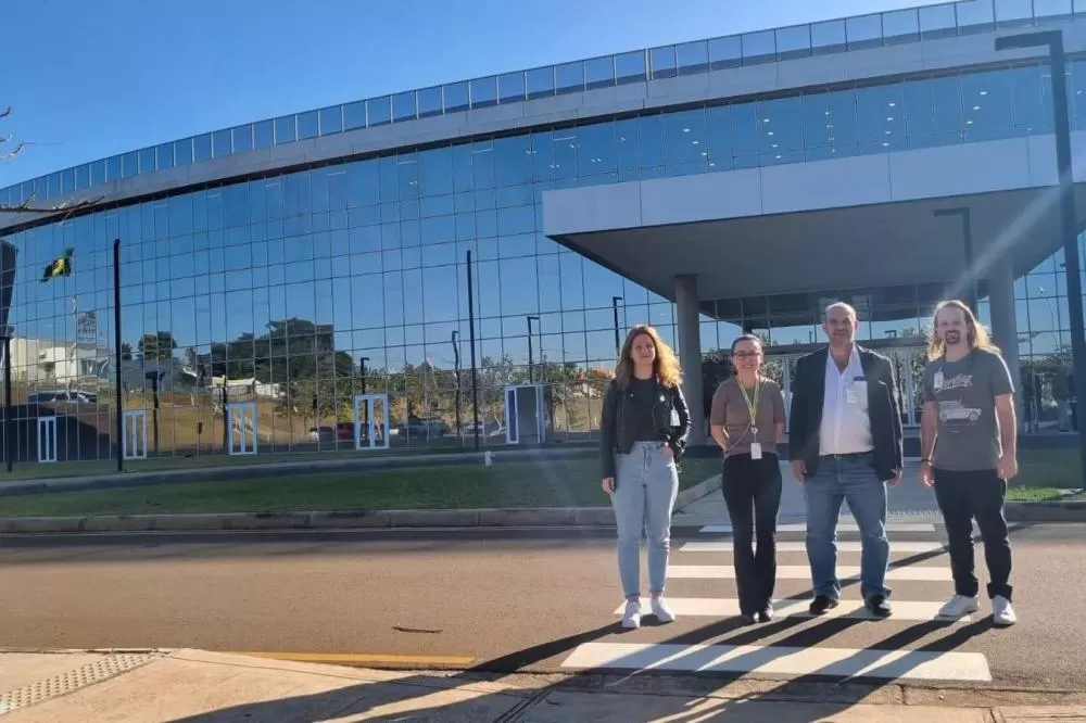 Pesquisadores da Unicentro durante a missão científica no Sirius, em Campinas (SP), onde realizaram experimentos com materiais promissores para energia fotovoltaica. (Foto: Unicentro)