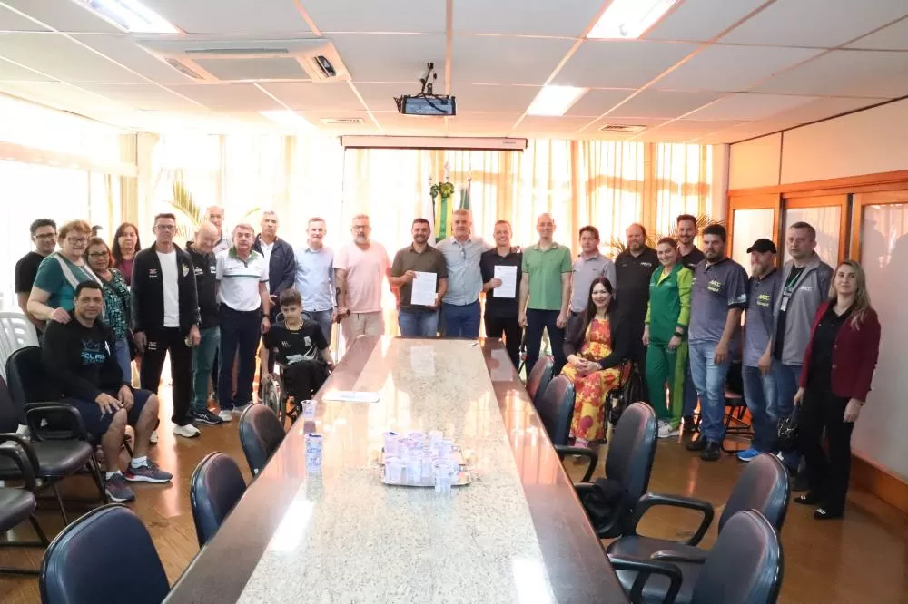 Representantes da prefeitura e entidades durante a entrega das cadeiras de rodas esportivas à Assindamar, marcando um avanço na inclusão esportiva em Marechal Cândido Rondon. (foto: Assessoria)