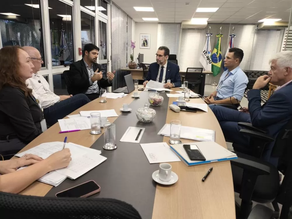 Diretores da Itaipu e lideranças dos municípios lindeiros discutem novos projetos para promover esporte, cultura e infraestrutura regional. (Foto: Assessoria)