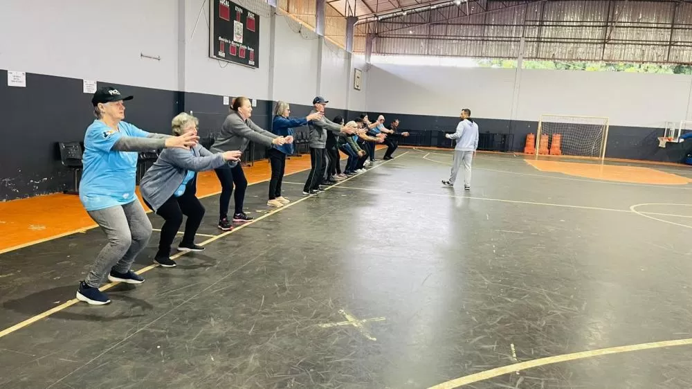 Moradores enfrentam o frio com disposição e participam das atividades do Programa Mover. (Foto:Assessoria)