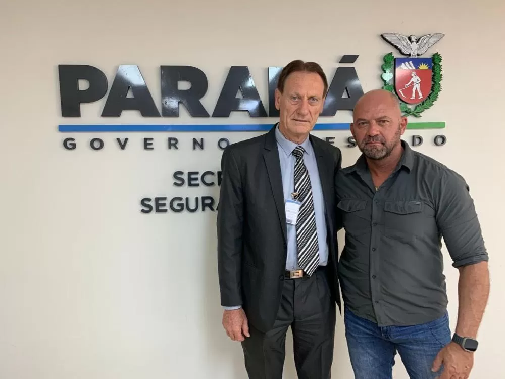 Itamar Dall’Agnol, presidente do Conselho da Comunidade da Comarca de Marechal Cândido Rondon, e o comandante-geral da Polícia Militar do Paraná, coronel Hudson Leôncio Teixeira. (Foto: Arquivo pessoal)
