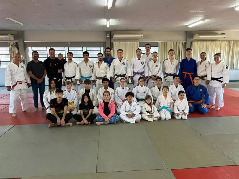 Cerimônia de anúncio do nome do novo CMEI do bairro Boa Vista em homenagem a Edilson Hobold reuniu familiares, amigos e atletas no Dojô da Unioeste. (Foto: Assessoria)