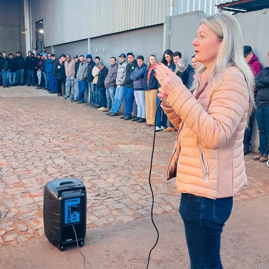 Secretária de Saúde, Marciane Specht, orientam trabalhadores durante ação da Campanha Agosto Azul em Marechal Cândido Rondon. (Foto: Assessoria)