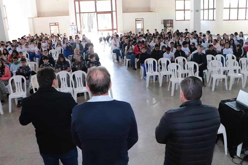 Jovens representantes de 10 municípios participam da abertura da 7ª Gincana Jovens Lindeiros Ligados à Vida, em Santa Helena. (Foto: Divulgação)