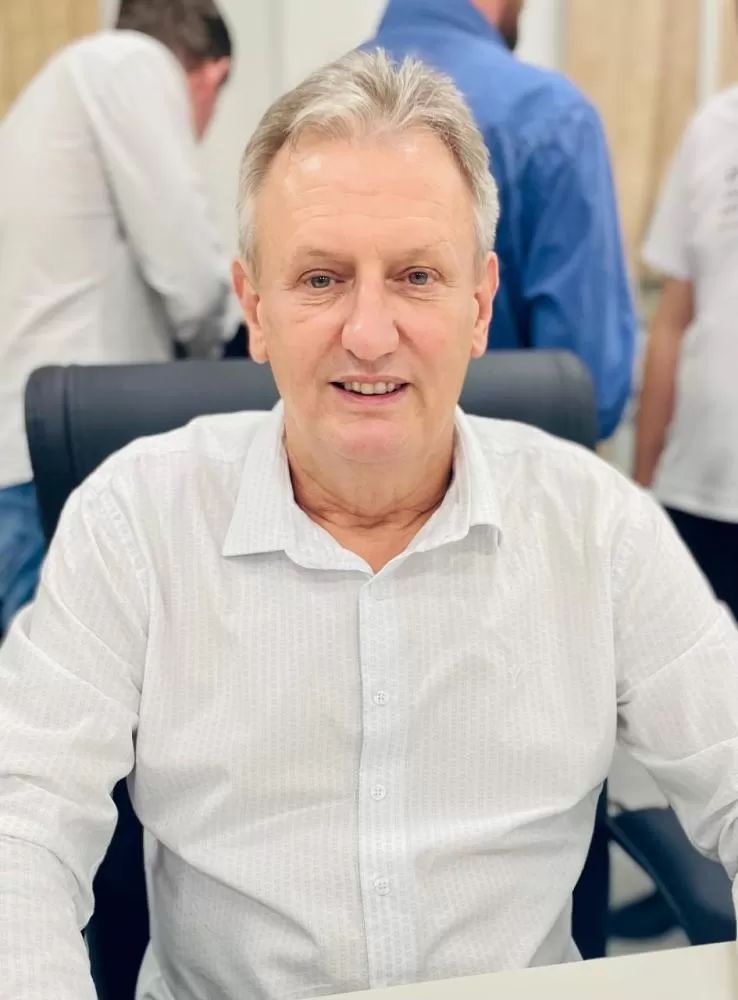 Vereador Luis Carlos da Silva (Carlinhos) durante a sessão da Câmara, apresentando requerimentos e indicações que abrangem esporte, produção e mobilidade urbana. (Foto: Assessoria)