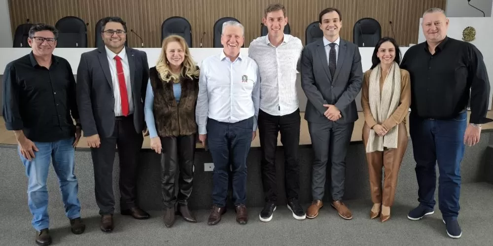 Comitiva rondonense busca soluções para regularização fundiária em parques industriais durante encontro em Paranavaí. (Foto: Assessoria)