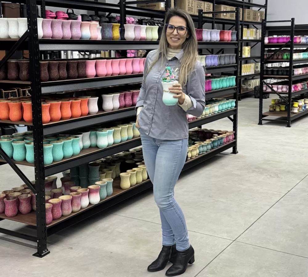 Rosely Ivett Rayzel Maciel, é microempreendedora em Cascavel, em 2025 gerou dois empregos com carteira assinada e busca preencher a terceira vaga. (Foto: Arquivo pessoal)