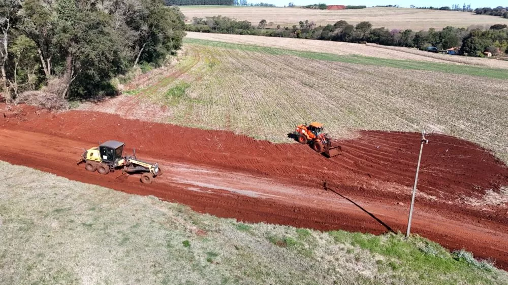 Obras reforçam a base e melhoram a drenagem na estrada entre Esquina Guaíra e Linha Guavirá. (Foto: Assessoria)