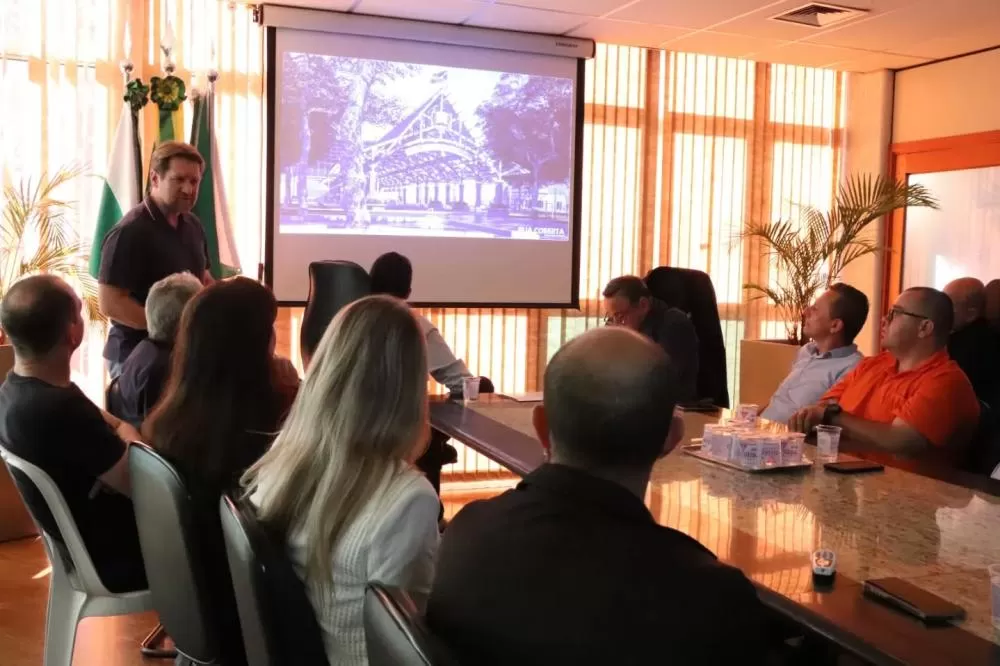 O arquiteto Arlen Güttges fez a apresentação do projeto. (Foto: Assessoria)
