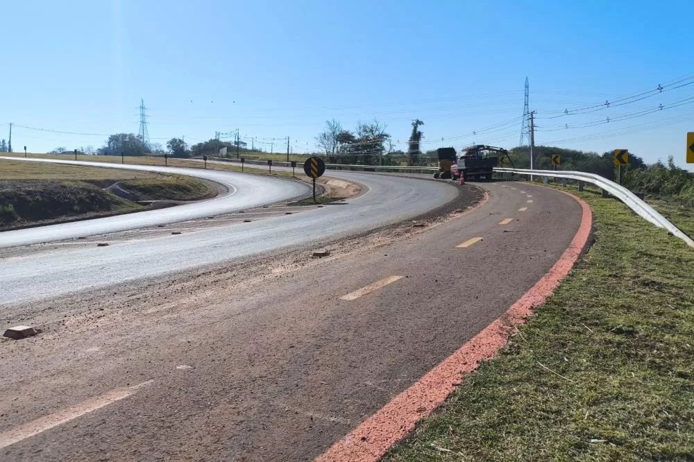 Início dos trabalhos de instalação dos postes de iluminação na ciclovia da PR-467. (Foto: Assessoria)