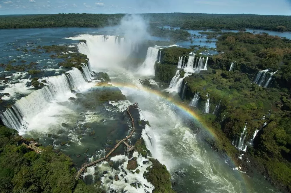 Foz do Iguaçu segue como principal porta de entrada dos turistas estrangeiros que impulsionam o turismo no Paraná.