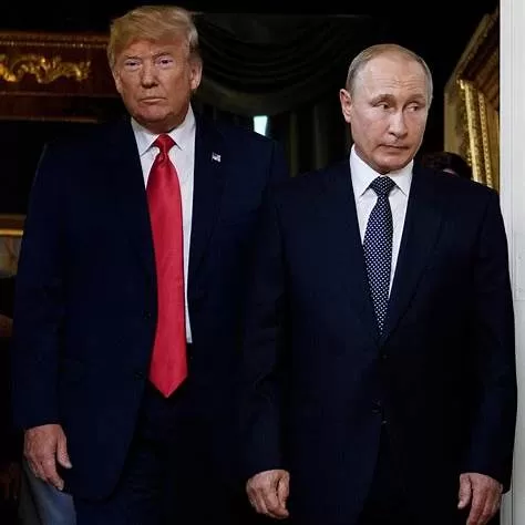 Presidentes Donald Trump e Vladimir Putin juntos sobre o tapete vermelho durante o encontro em Anchorage, Alasca, que simboliza um ponto de virada nas relações geopolíticas e potencial impacto nos negócios globais. (Foto: Divulgação)