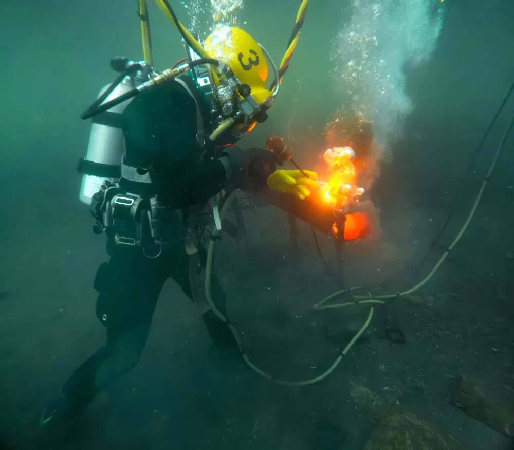 Soldagem subaquática exige formação técnica, certificação de mergulho e alta precisão, sendo uma das áreas mais valorizadas da profissão. (Foto: Divulgação)