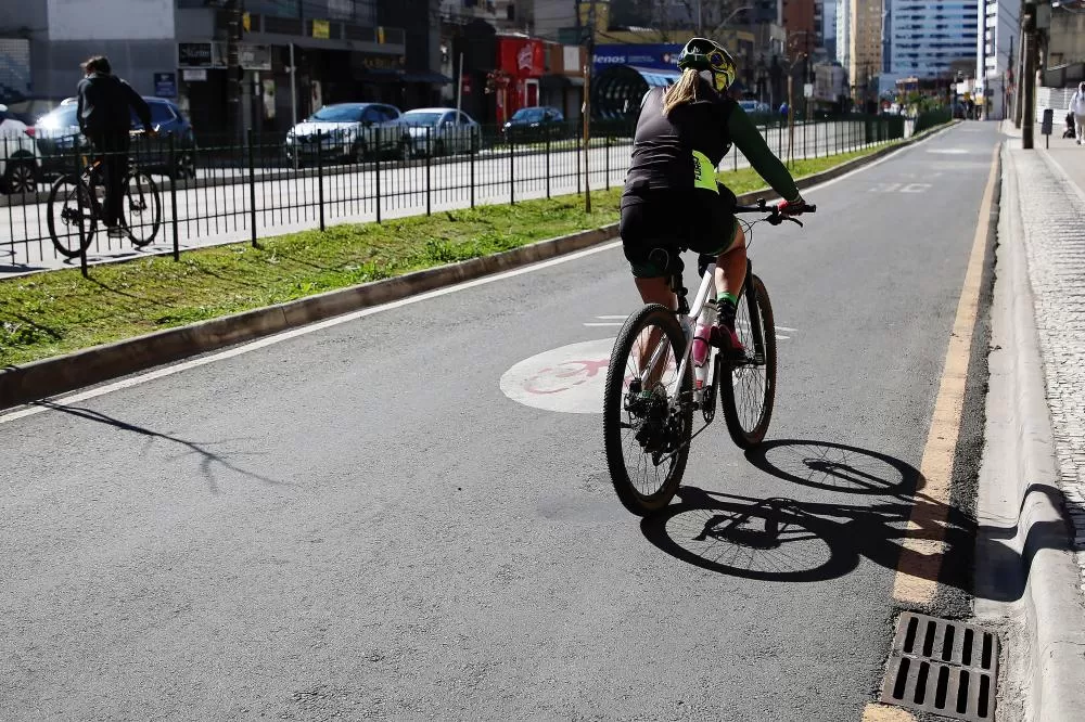 Ação educativa do Detran-PR em Curitiba marcou o Dia Nacional do Ciclista com foco na segurança viária e no incentivo ao uso da bicicleta. (Foto: Giuliano Gomes/Detran)