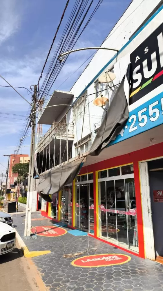 Fachada da Laborde Tintas, em Marechal Cândido Rondon, foi destruída pelos ventos de aproximadamente 70 km/h registrados na cidade. (Foto: Divulgação)