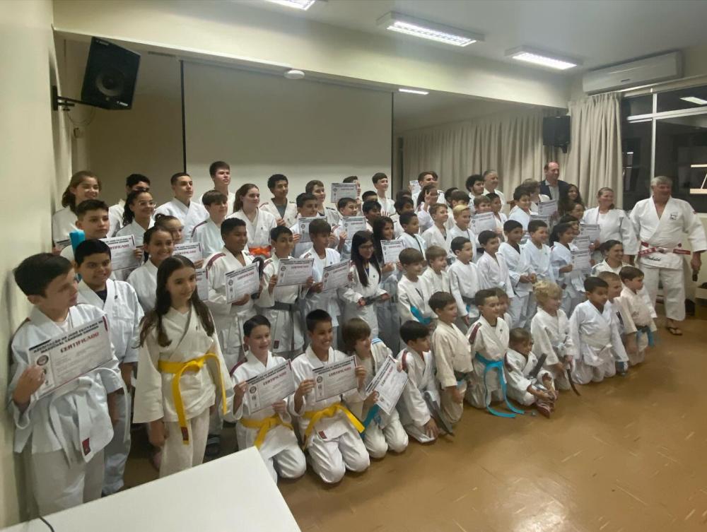 As crianças desenvolvem atividades extracurriculares na Casa de Maria