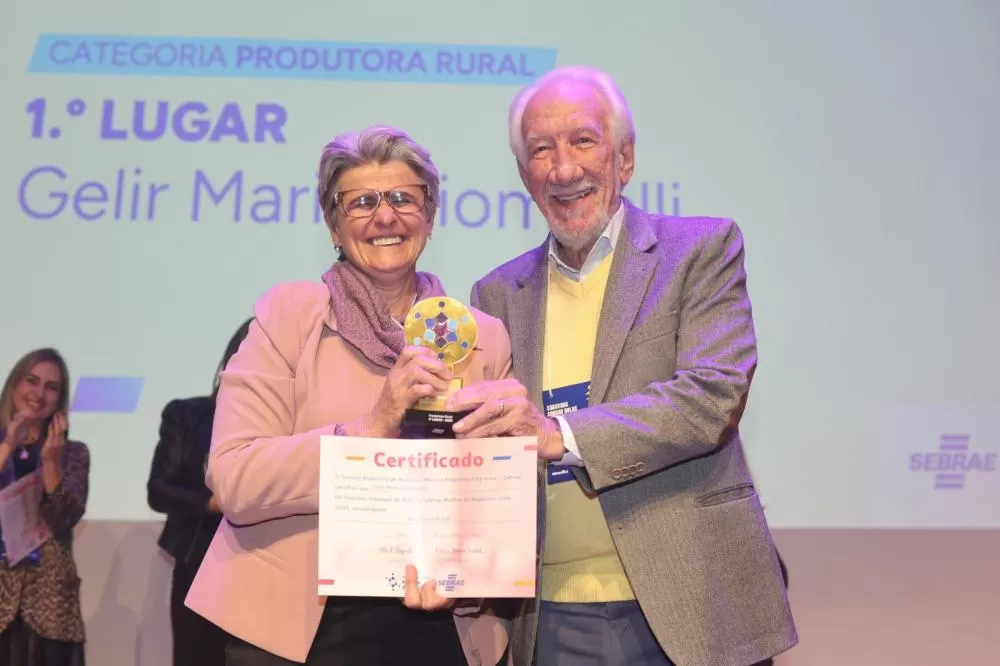 Gelir Maria Giombelli, representante de Toledo, recebeu o Prêmio Sebrae Mulher de Negócios 2025 na categoria Produtora Rural, entregue pelo vice-governador do Paraná, Darci Piana (Foto: Inove).