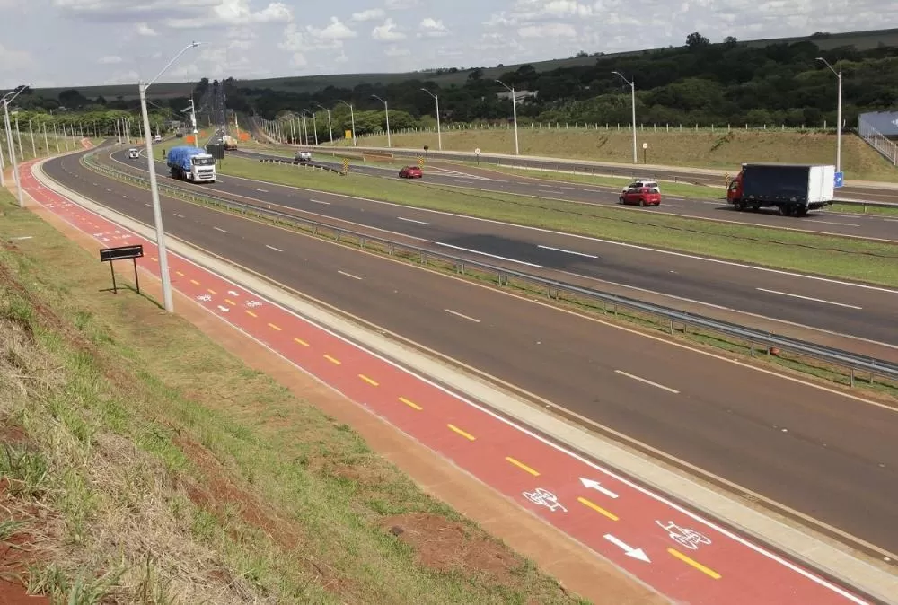 Ciclovia paralela à BR-163, entre o Portal e o bairro Botafogo, precisa de manutenção para garantir segurança aos ciclistas. (Foto: Assessoria)