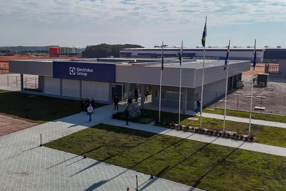 Nova fábrica da Electrolux em São José dos Pinhais alia investimento de R$ 700 milhões, geração de empregos e compromisso com sustentabilidade. (Foto: Roberto Dziura Jr/AEN)