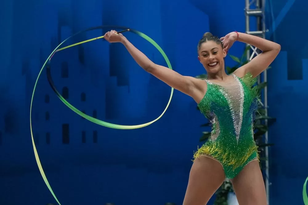 Bárbara Domingos, a paranaense que reescreve a história da ginástica rítmica brasileira, alcança o 9º lugar no Mundial do Rio de Janeiro. (Foto: Confederação Brasileira de Ginástica)