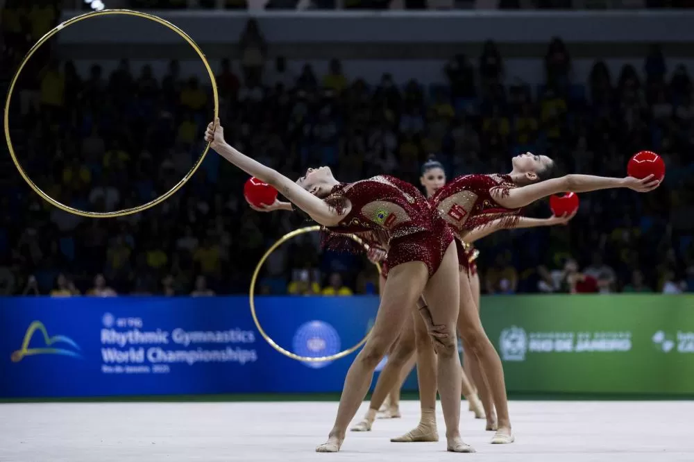 Seleção Brasileira de Ginástica Rítmica celebra a conquista de duas pratas históricas no Mundial do Rio de Janeiro, com protagonismo de atletas do Paraná. (Foto: Ivan Carvalho/CBG)