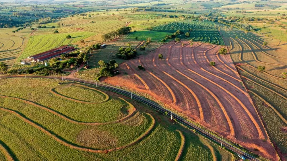 Terraceamento e proteção de nascentes são práticas que fortalecem a agricultura sustentável e aumentam a disponibilidade de água para a produção de energia. (foto: Itaipu)