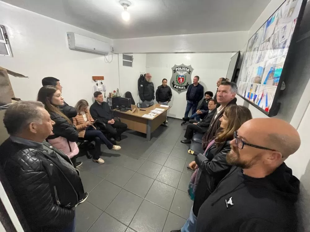 Lideranças locais visitaram a cadeia pública de Marechal Rondon, superlotada e sem estrutura adequada, em meio ao debate sobre a construção de novo presídio no Contorno Oeste. (Foto: Assessoria/Câmara Municipal)
